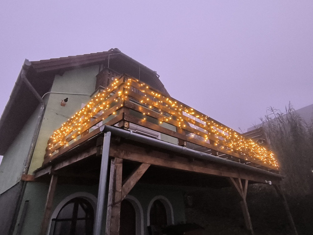 Kültéri Jégcsap fényfüzér extra lelógással 10 m melegfehér 600 LED, 8 program,  IP44, fekete kábel