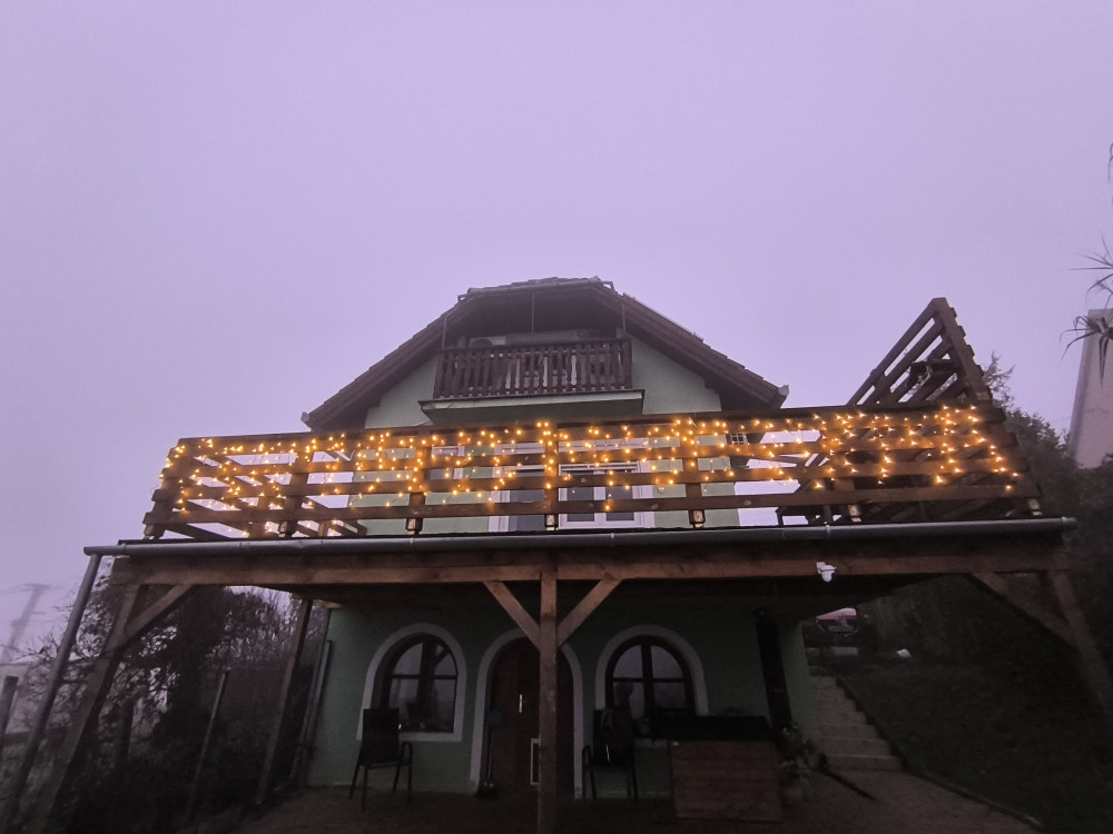 Kültéri Jégcsap fényfüzér extra lelógással 10 m melegfehér 600 LED, 8 program,  IP44, fekete kábel