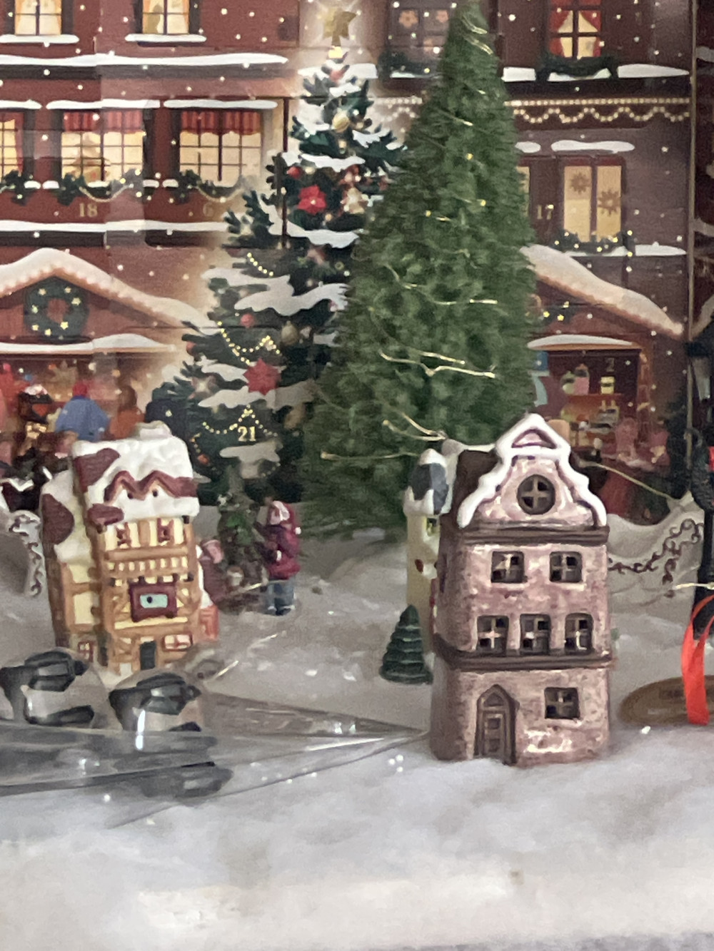 Ház világító ablakkal, LED-es 5x5x11,1 cm 3 féle ,1db