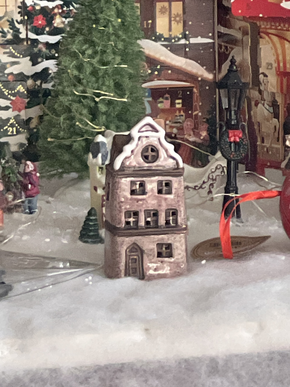 Ház világító ablakkal, LED-es 5x5x11,1 cm 3 féle ,1db