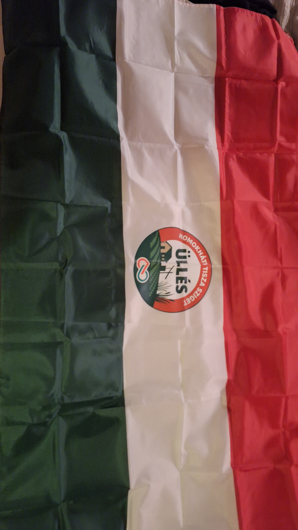 Óriás szurkolói magyar zászló személyre szabott egyedi logóval 90x150 cm